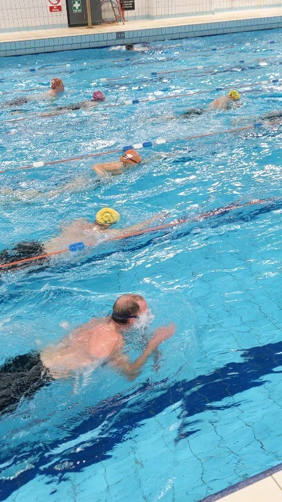 Wonderful swim session with the Armagh Pikekickers Triathlon Club. Beginning to introduce more and more open water skills into the sessions: sight, drafting, being comfortable having swimmers in close contact etc.
.
#primedandready
#triathloncoach#ironma… instagr.am/reel/CqJXP2Rj1…