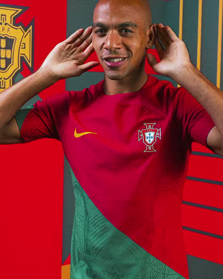 João Mário assobiado em Alvalade mas tem dificuldades em ouvir devido aos 18 pontos de avanço.