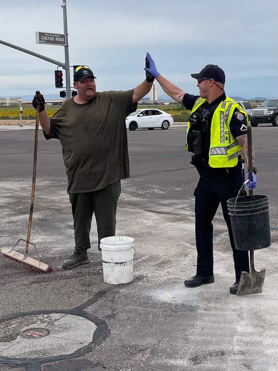 Surprise_PD's tweet photo. When you take ‘cleaning up the streets’ literally! Thank you Officer DeFazio!! 
#communitybasedpolicing
#YOURSurprisepolice
#Weareheretoserve https://t.co/CcAoTVBKRo