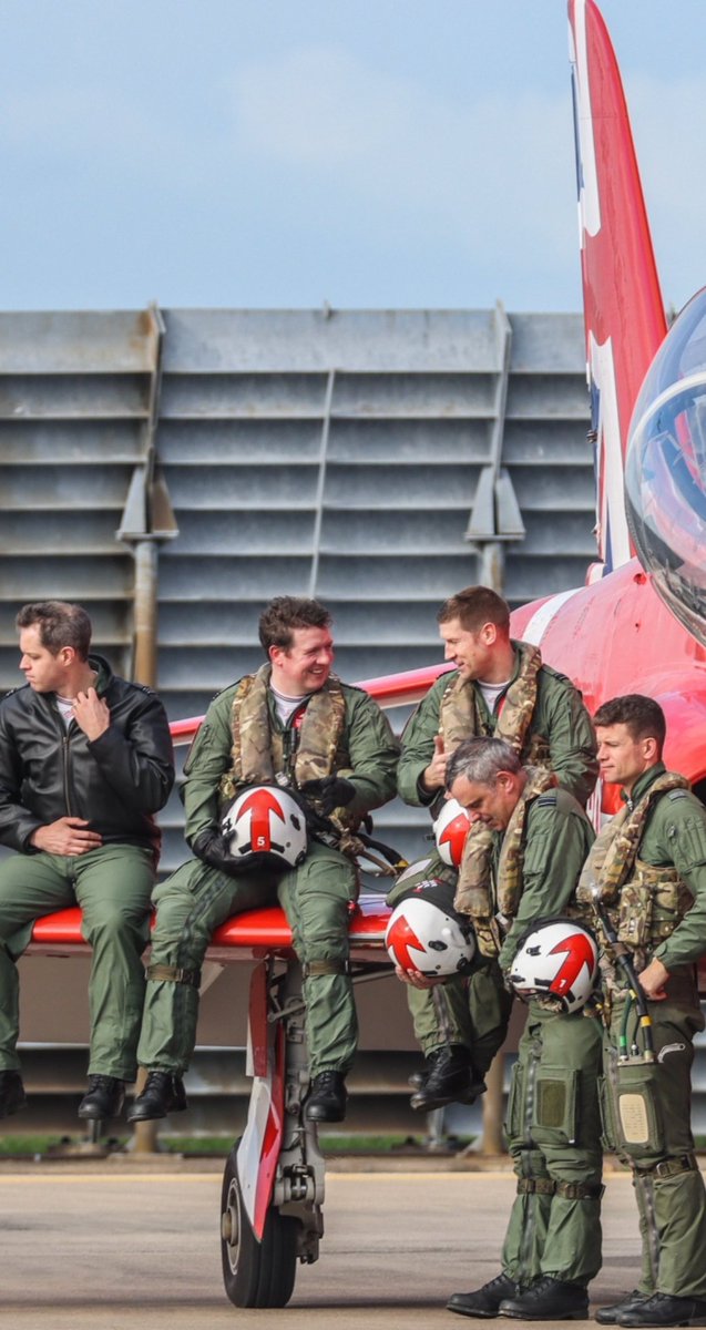 JudeMal's tweet photo. @RAFRed_8 saying to Ollie #red4 ... You might find Jude following you but, she's ok! 🤣 Congratulations Ollie! You'll be missed by @StrikeDisplayUK 😊 https://t.co/EmExBuMqlq