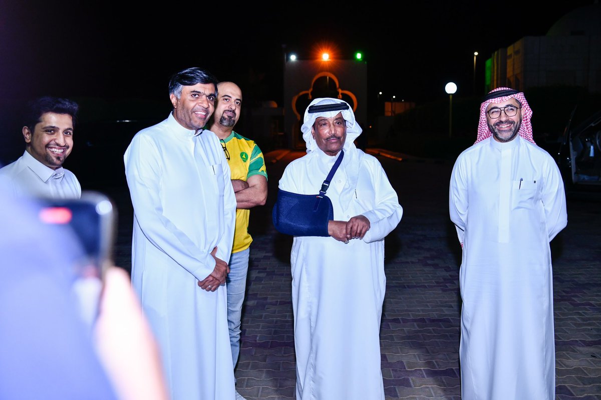 الرمـز الخلجاوي «محمد المطرود» يشارك مجلس إدارة #نادي_الخليج الفرحـة بصعود الفريق الأول لكرة السلة 🏀🔰 

نورت يابو نوف .. بيتك ومكانك ❤️