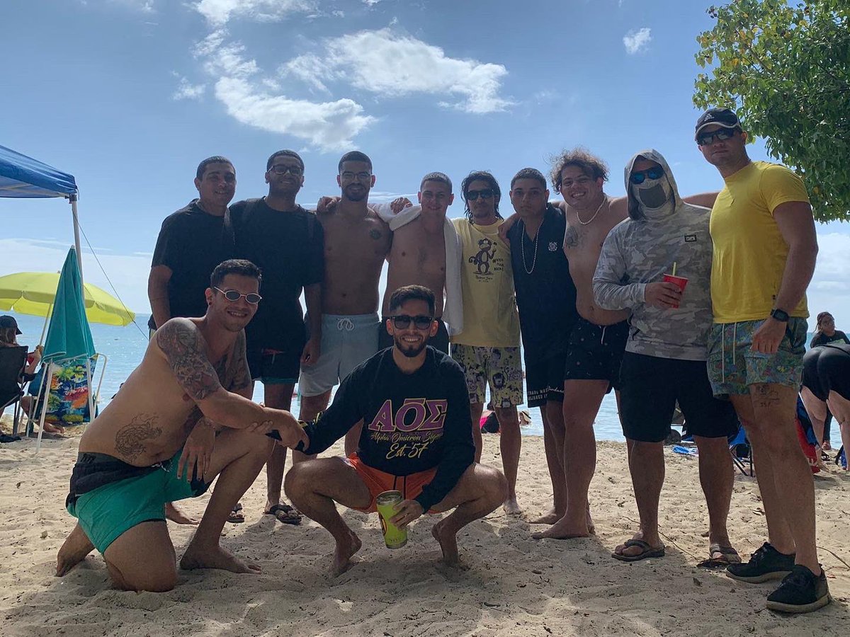GammaAOE's tweet photo. Algunas fotos del pasado domingo en nuestro día de “piña coladas y playa”. La Honorable Fraternidad Alpha Omicron Sigma les agradece a l@s que formaron parte de nuestra actividad social!!! 💜💛🤍

#StriveForGamma https://t.co/Wr60B9I0Zq