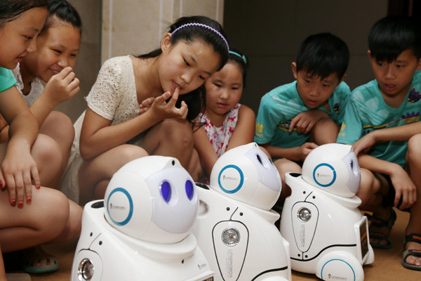 DongshengNewsES's tweet photo. Los estudiantes de las escuelas primarias y secundarias de la provincia de Zhejiang, en el este de China, estudiarán inteligencia artificial como uno de sus cursos obligatorios, equivalente a matemática o inglés./1 https://t.co/aFh0hl4wTJ