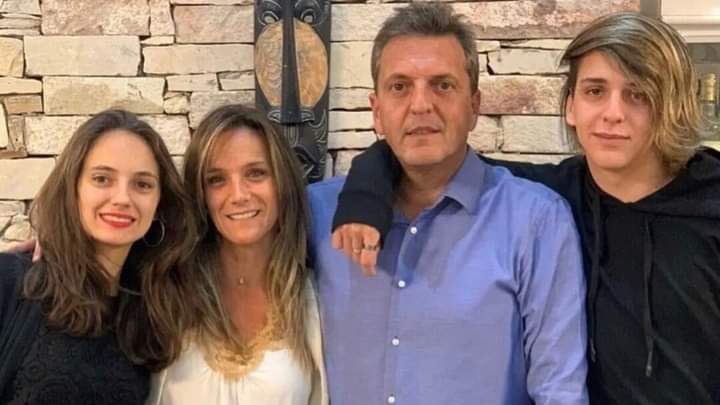 Felimemuero's tweet photo. Esta familia le cago la jubilación a tus abuelos, a tus padres, a vos cuando te jubiles, a tus hijos y 10 generaciones más. https://t.co/aBjPZcdF4h