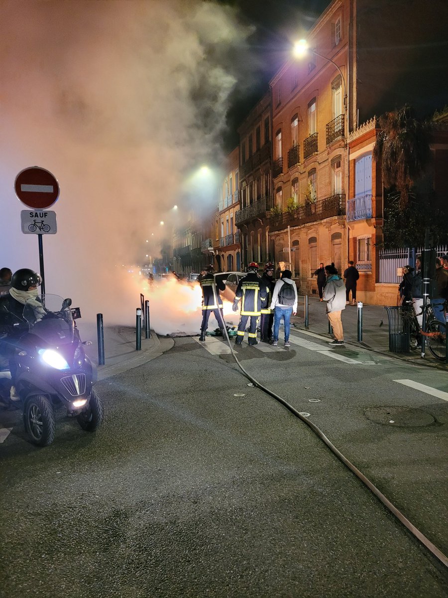 W__Roman's tweet photo. Soirée chargée pour les #pompiers qui ont dû intervenir sur de nombreux feux de poubelles afin de sécuriser plusieurs rues et places de #Toulouse.

#manifestation #Manifestations #manif23mars https://t.co/ulNbcPP8rC