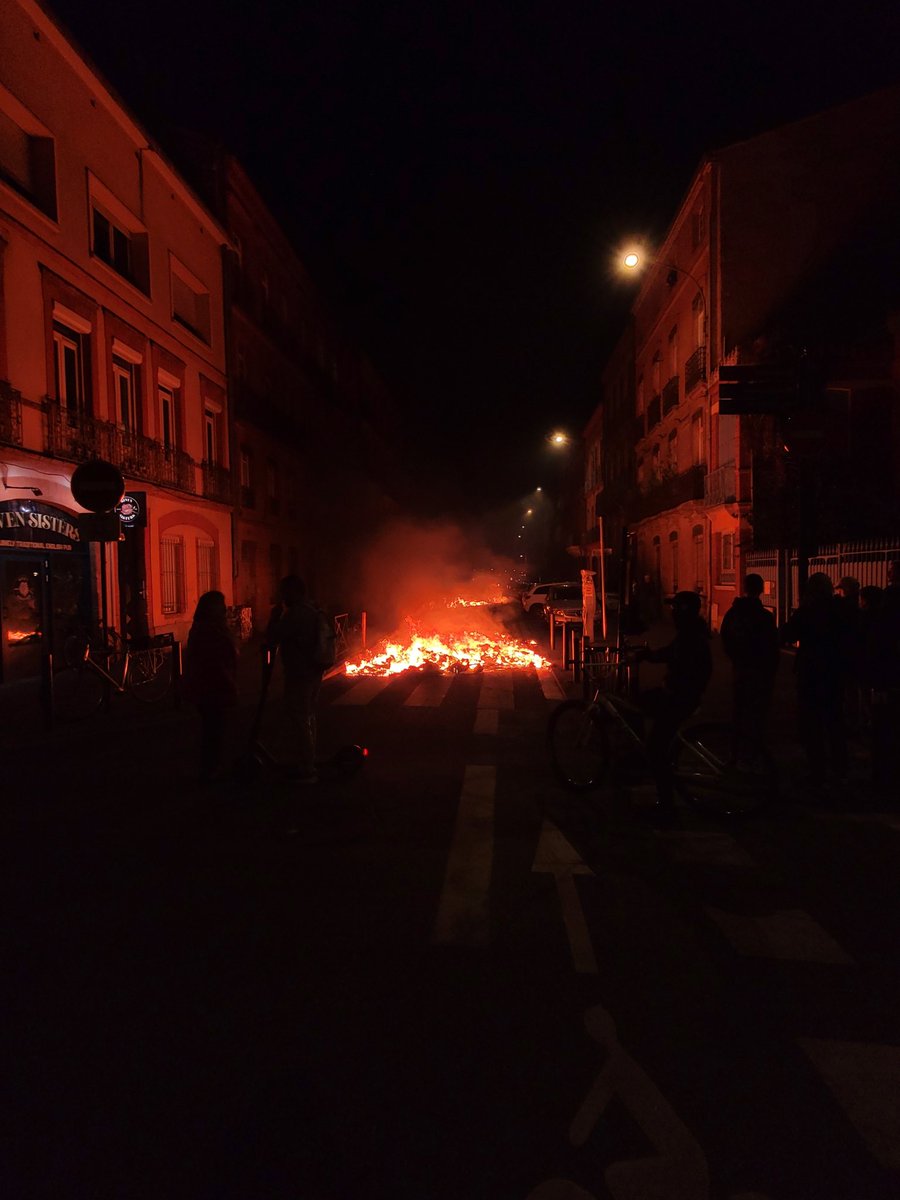 W__Roman's tweet photo. Soirée chargée pour les #pompiers qui ont dû intervenir sur de nombreux feux de poubelles afin de sécuriser plusieurs rues et places de #Toulouse.

#manifestation #Manifestations #manif23mars https://t.co/ulNbcPP8rC