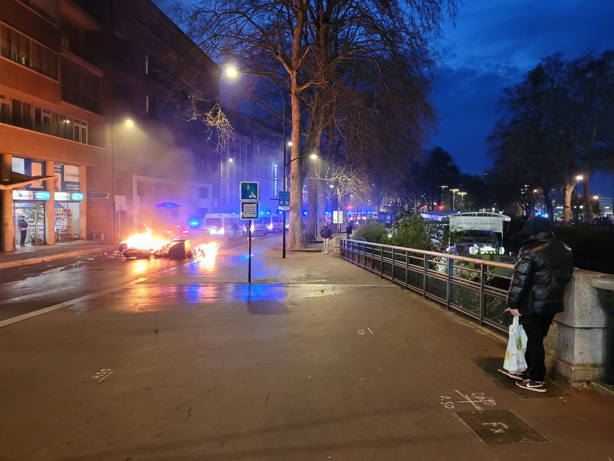 W__Roman's tweet photo. Soirée chargée pour les #pompiers qui ont dû intervenir sur de nombreux feux de poubelles afin de sécuriser plusieurs rues et places de #Toulouse.

#manifestation #Manifestations #manif23mars https://t.co/ulNbcPP8rC