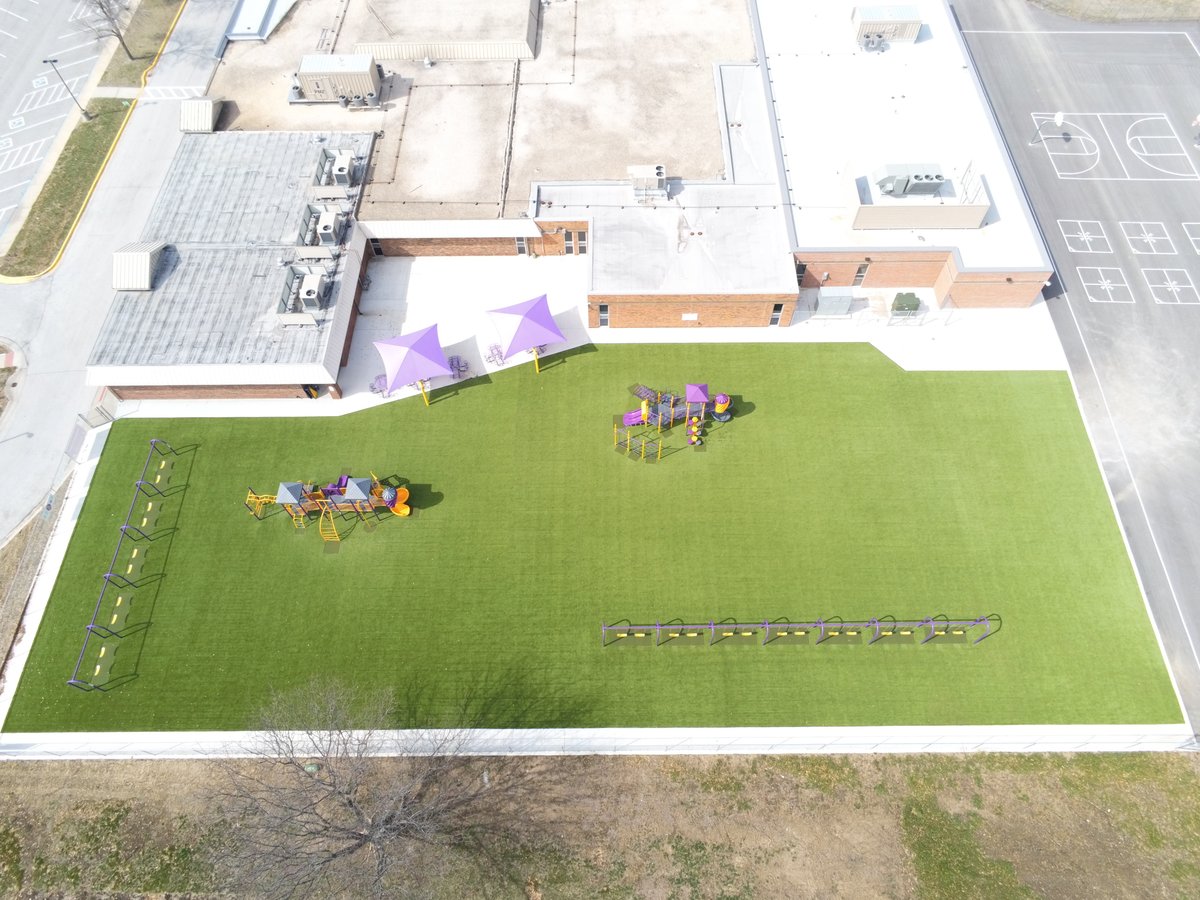 Turfetc's tweet image. James Lewis Elementary in the Blue Springs School district replaced their old synthetic turf with brand new SYNLawn. Clean kids and easy maintenance for the school district, with the safety pad built in underneath. #SYNLawn #playground #playgroundsafety #artificialturf @synlawn