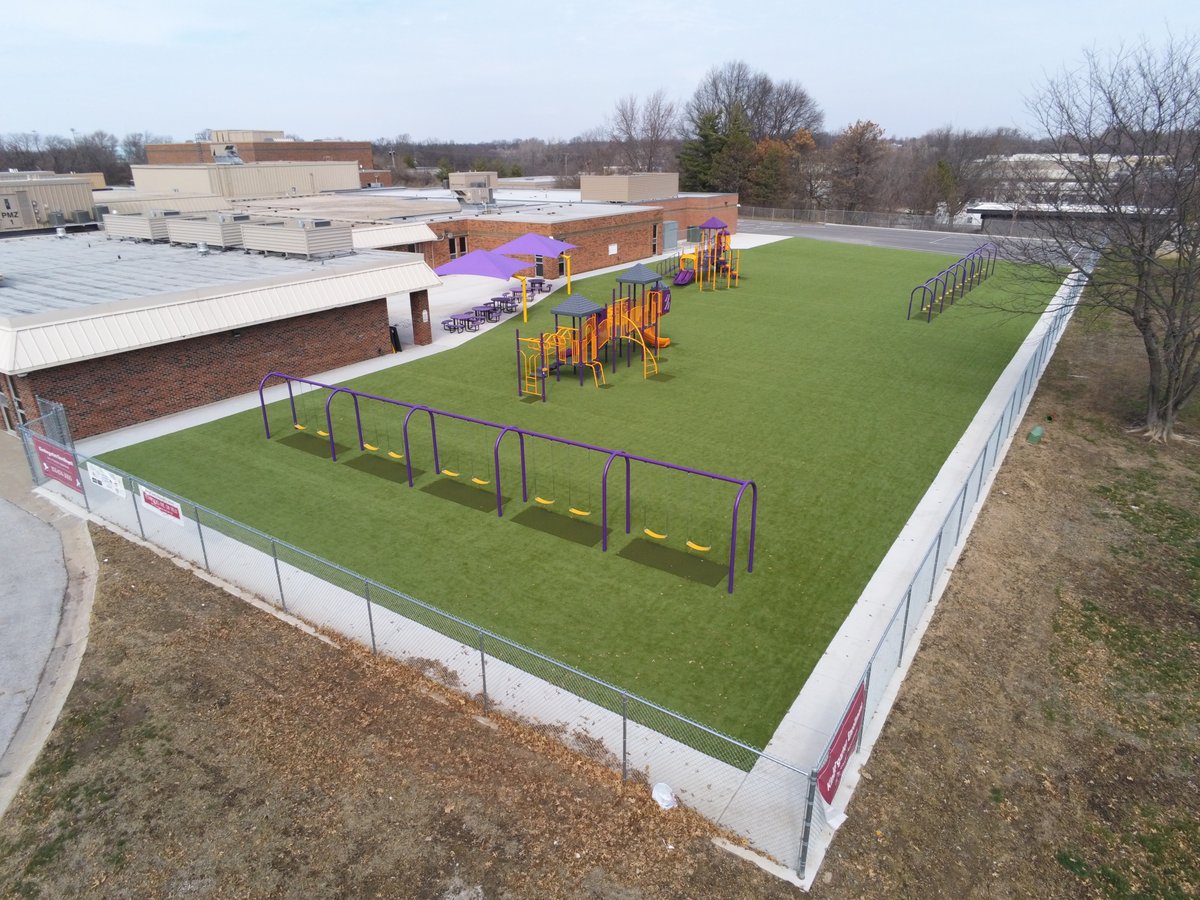 Turfetc's tweet image. James Lewis Elementary in the Blue Springs School district replaced their old synthetic turf with brand new SYNLawn. Clean kids and easy maintenance for the school district, with the safety pad built in underneath. #SYNLawn #playground #playgroundsafety #artificialturf @synlawn