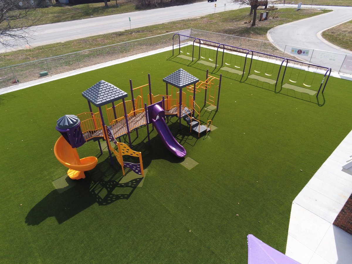 Turfetc's tweet image. James Lewis Elementary in the Blue Springs School district replaced their old synthetic turf with brand new SYNLawn. Clean kids and easy maintenance for the school district, with the safety pad built in underneath. #SYNLawn #playground #playgroundsafety #artificialturf @synlawn