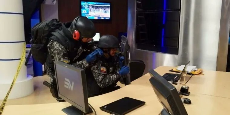 haroldlgardner's tweet image. #Journalist plugs in unknown #USBdrive mailed to him—it #exploded in his face buff.ly/3TB1ml8 #malware #explosive #terrorism #Ecuador