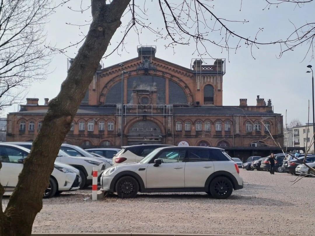 halagwardii's tweet photo. Hala Gwardii widziana oczami grupy Urban Sketchers Warsaw. Jesteśmy w zachwycie! Autorka juka503, stworka_😍#waszawa  #halagwardii #Urban #sketchers https://t.co/3vtTj6FLyv