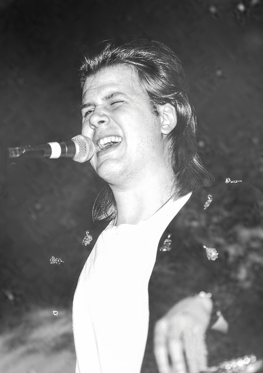 JHealeyOfficial's tweet photo. Cool shot of Jeff Healey, rockin' on the 'Feel This' tour circa 1993! (photographer unknown) ~Rog #MarchIsHealeyMonth
https://t.co/C5qEDTYtzZ https://t.co/exzdNgTzss