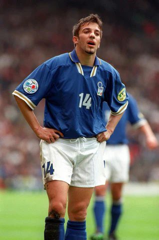 PaoloVaralta's tweet photo. @gippu1 Per me la più bella maglietta della nazionale resta quella di Euro 96. Sfortunata ma bellissima. https://t.co/MTNmf5tTwb