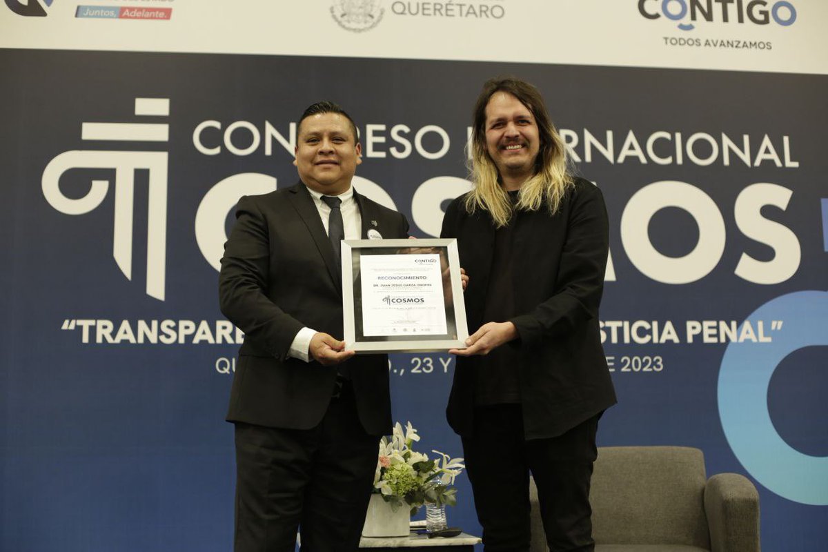 cespq_qro's tweet photo. El comisionado estatal @Glopers1 del #SistemaPemitenciario de #Querétaro entrega reconocimiento al Dr. @garza_onofre, Investigador titular del @IIJUNAM @UNAM_MX por su conferencia “El lenguaje de la Justicia” en el #CongresoCosmos @cosmosjusticia https://t.co/t8AoyF7sQU