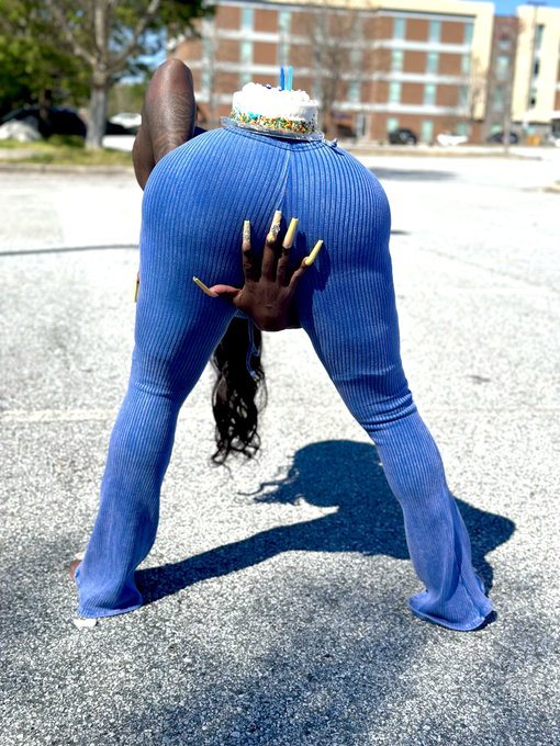 2 pic. Happy birthday to me. Who want cake ? ???? https://t.co/WIzs9L0kkv