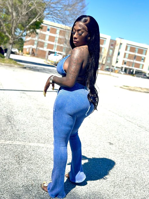 1 pic. Happy birthday to me. Who want cake ? ???? https://t.co/WIzs9L0kkv
