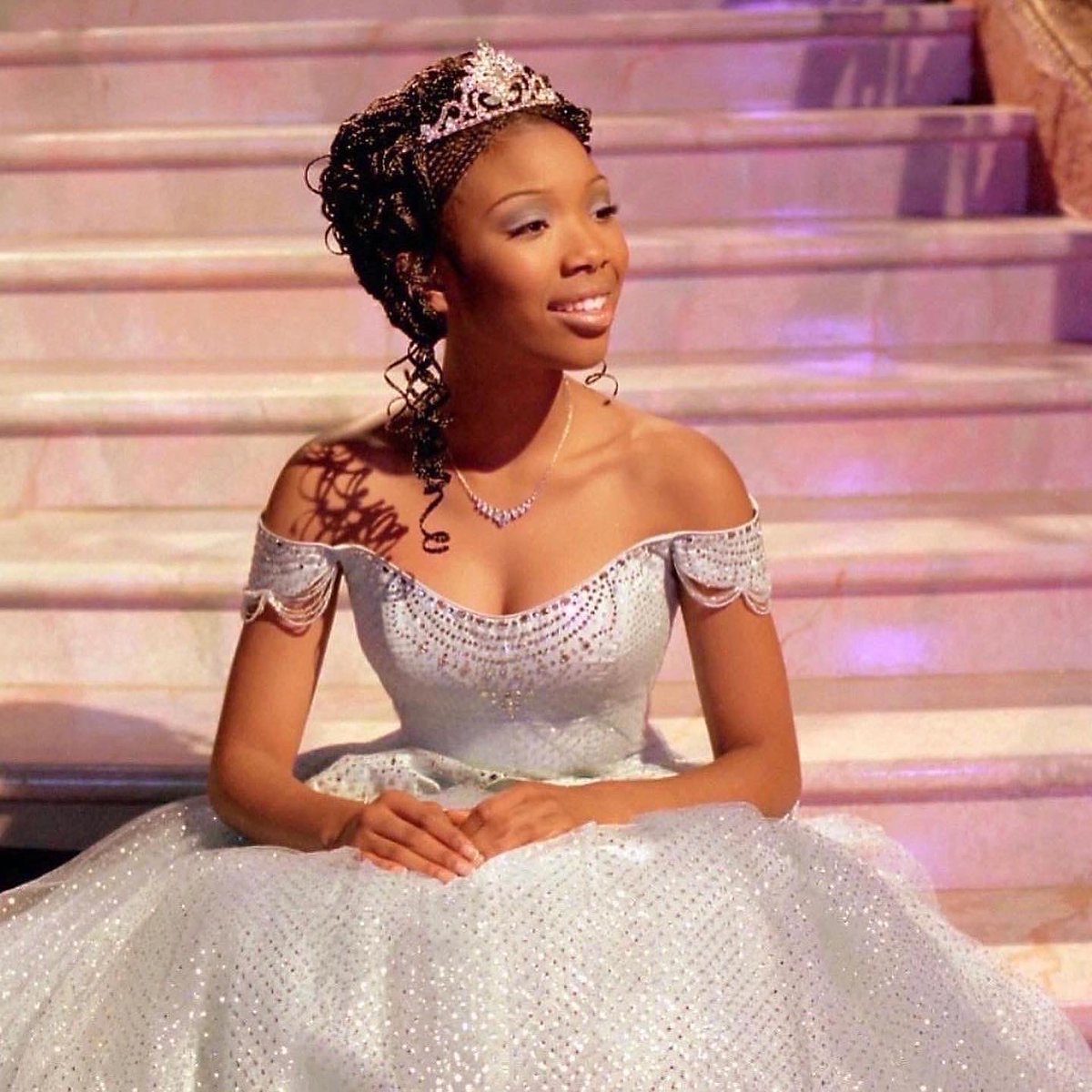 AmydSier's tweet photo. The one &amp; only CINDERELLA 
⁦@4everBrandy⁩ 💙🙌✨
#AlwaysAnd4Ever #SoBeautiful #brandy https://t.co/4kDgsvMRMt