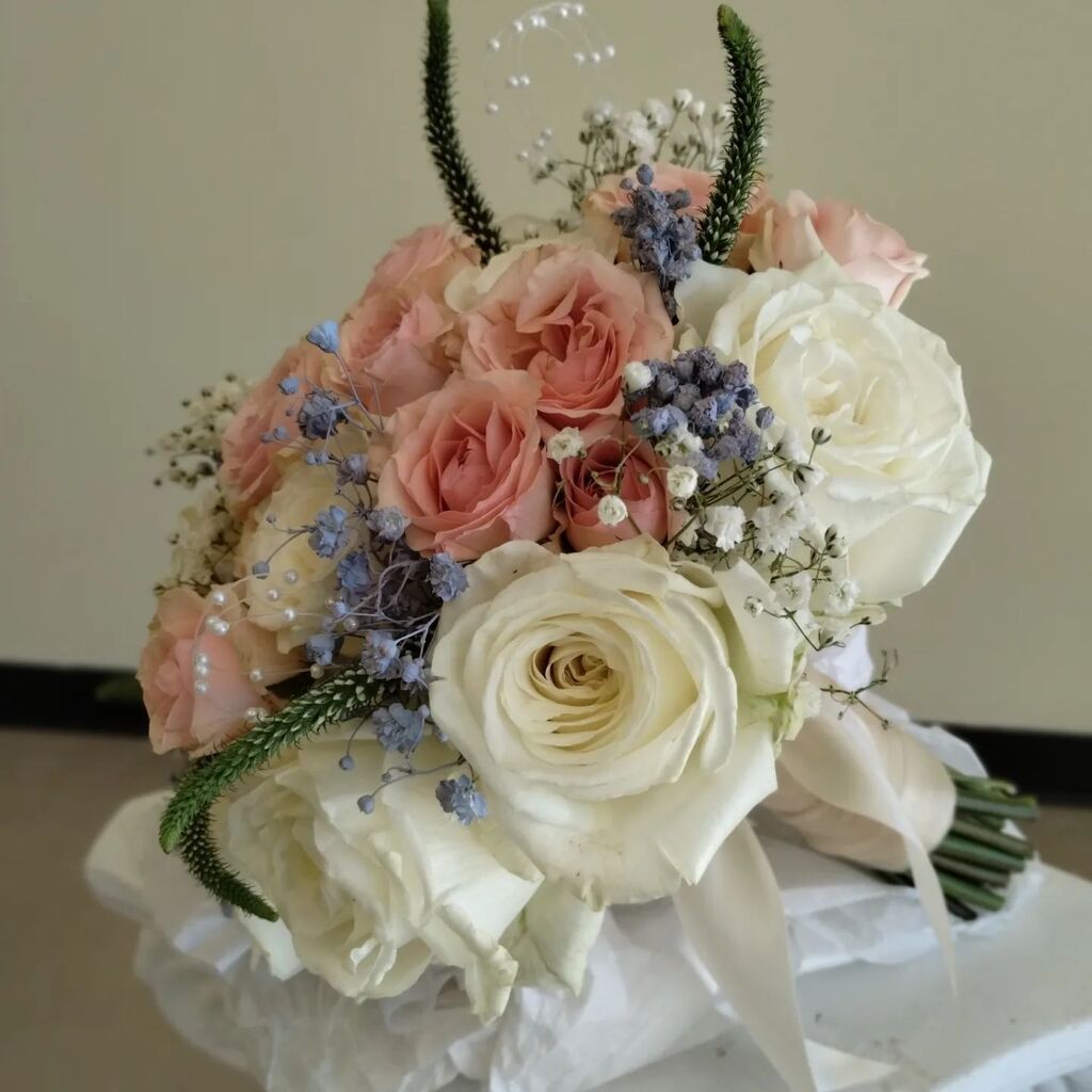 #wedding #bouquet #weddingbouquet #weddingflowers #bridalflowers #bridalbouquet #boutonniere #floral #flowersofinstagram #flowerstagram #floraldesign #floralarrangement instagr.am/p/CqJZwljLFRy/