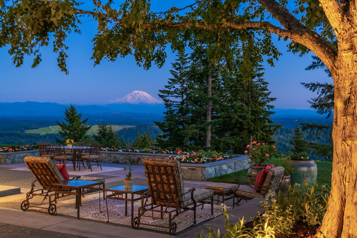 A masterpiece of Northwest Modernism.

📏11,412 Square Feet
🌲 10 Acres
✏️ Ralph Anderson-designed
👓 270-degree views

Represented by Jay Kipp.

View property details and discover much more at highvalleyestates.com