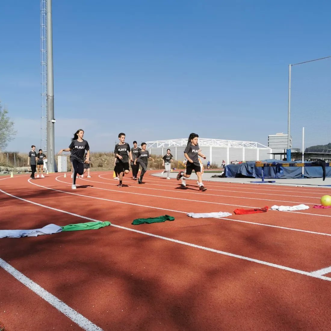 plafarreras's tweet photo. Avui l'alumnat de 1r d'ESO han participat en la Jornada Intercentres de Sant Cugat. N'han gaudit molt‼️
Amb els superajudants de 2n de BatxiCicles 😍
#SomelPlafa
#PlaFa2023 https://t.co/Y3awMIyGwh