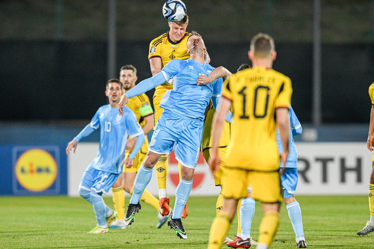 FSGC_official's tweet photo. 👉 | Con un gol per tempo l'Irlanda del Nord passa davanti ad uno Stadium gremito.  Nella ripresa i Titani vanno vicinissimi al gol, annullato a Nanni per fuorigioco.

► https://t.co/Dk256Fu8xK

[📸©FSGC/Pruccoli]

#forzatitani #forzasanmarino #SMRNIR #EuropeanQualifiers https://t.co/CIHL8ZoBmy