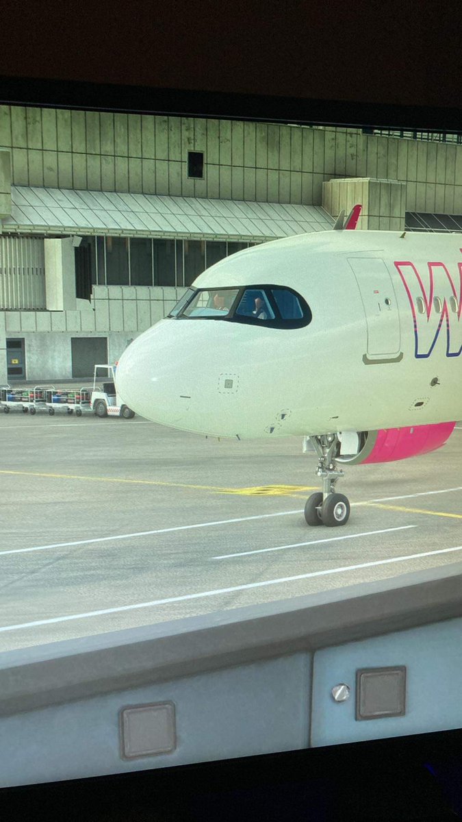 L_I_AM_85's tweet image. Greeting your fellow #pilot on a group #msfs2020 flight 👌🏻👍🏻👋🏻 #kdfw #ksfo #flightsim #a320neo