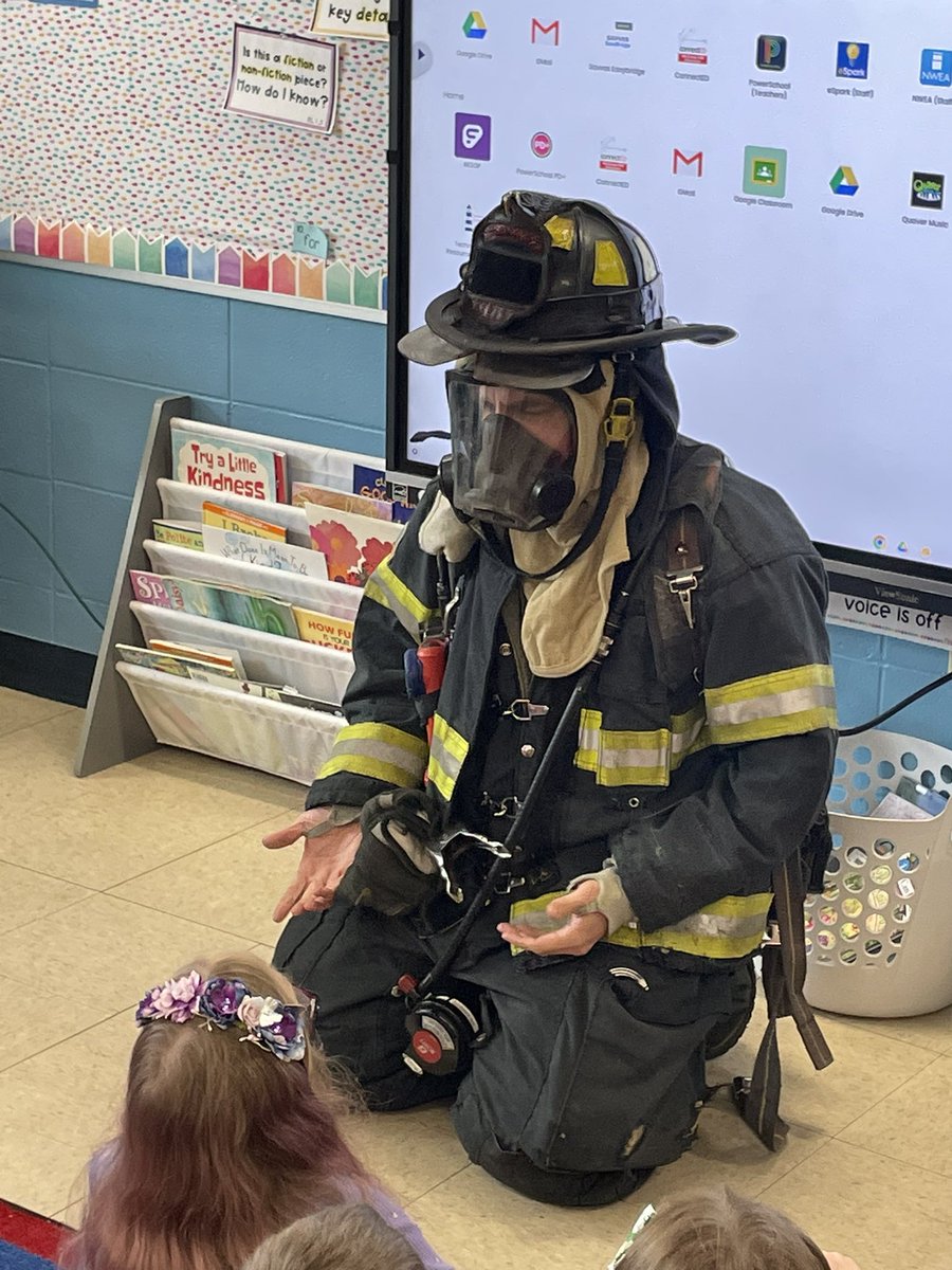 Feldman1Steve's tweet photo. We had our first ever Career Day at Hooper and it was a huge success. Amazing parents took time off of work to teacher our students about their careers. #careerday #makingschoolfun https://t.co/POElcfVixI