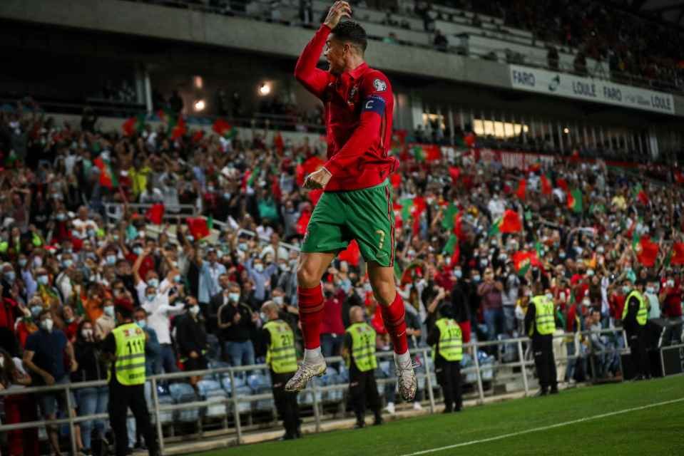 🚨Los números de Cristiano Ronaldo tras el partido de hoy:

-812 goles en en partido oficial (RÉCORD)
-832 goles en su carrera (RÉCORD)
-63 Hat-tricks (RÉCORD)
-121 goles con su selección (RÉCORD)
-101 goles en partido oficial con su selección (RÉCORD)

El mejor de la historia🐐