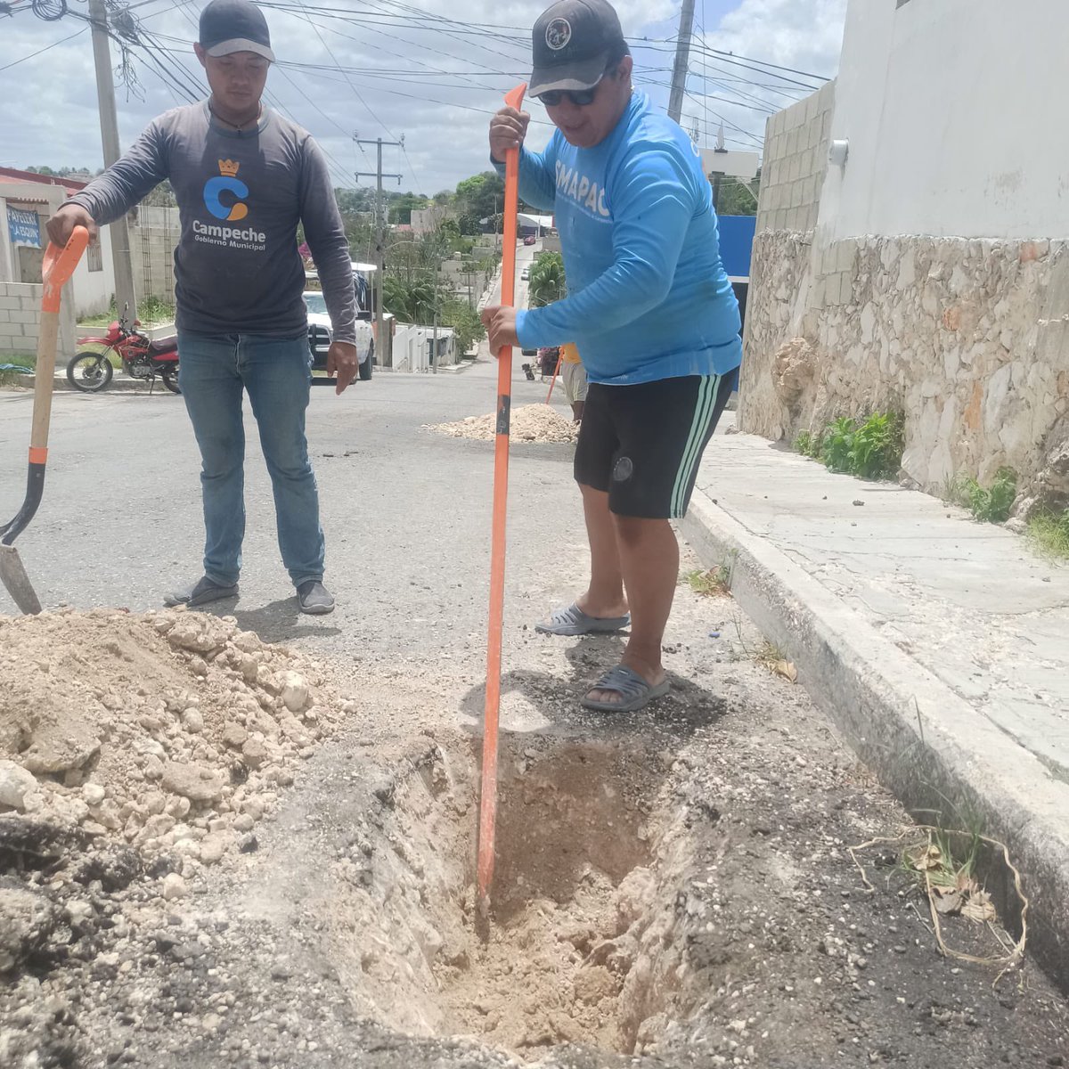 smapacampeche's tweet photo. 🔸En atención a los reportes por falta de servicio, personal del #SMAPAC realiza trabajos de excavación y sondeo para localizar tubería obstruida en la calle Jazmín por Lirio colonia #ElviaMaría📍. 

#CapitalAmable🧡
#alcaldíacampeche
#30AñosDeServicio
#YoCuidoElAgua https://t.co/T4PaSUa0f9