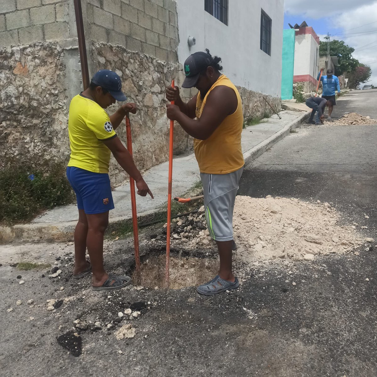 smapacampeche's tweet photo. 🔸En atención a los reportes por falta de servicio, personal del #SMAPAC realiza trabajos de excavación y sondeo para localizar tubería obstruida en la calle Jazmín por Lirio colonia #ElviaMaría📍. 

#CapitalAmable🧡
#alcaldíacampeche
#30AñosDeServicio
#YoCuidoElAgua https://t.co/T4PaSUa0f9