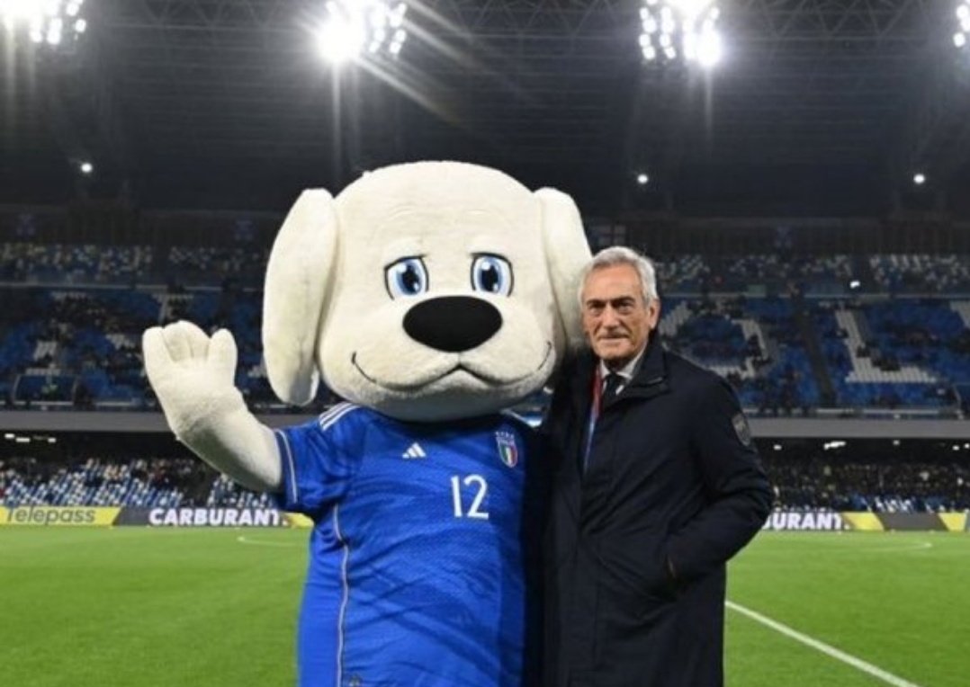 bellissima foto di un pupazzo e Oscar, la mascotte degli Azzurri. #ItaliaInghilterra