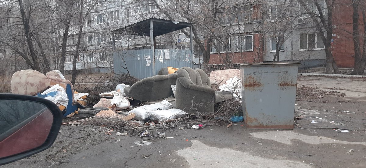 Тольятти,Железнодорожная 9. Свалка у поликлиники. С нового года такая красота! Где мониторинг территории со стороны УМок? <a href="/anisimovtlt/">Артем Анисимов</a> <a href="/Togliatti063/">Администрация г.о. Тольятти</a>