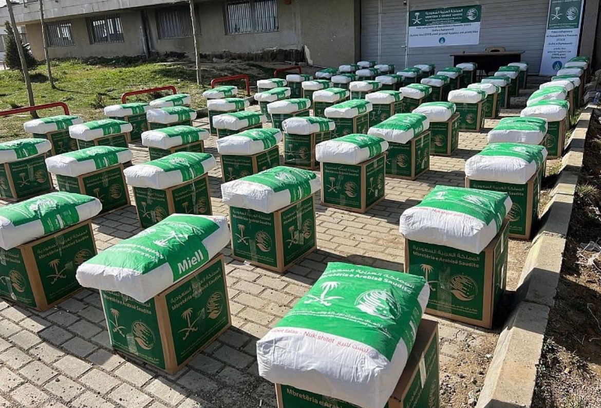 alekhbariyaEN's tweet image. King Salman Relief Center distributes more than 6 tons of food baskets in the city of #Skenderaj, Republic of #Kosovo.

@KSRelief_EN 
#KSrelief
#EKHNews_EN
