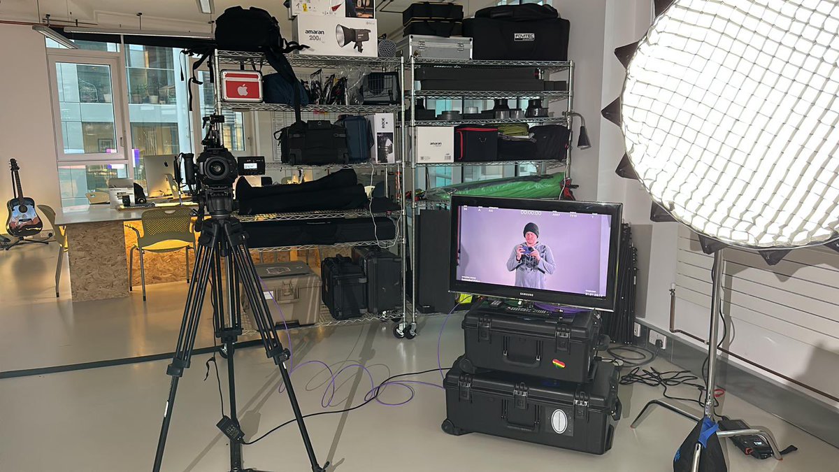 Flexible video studio in Wandsworth SW18, ready for:

🎤interviews, 
👥talking heads, 
🎙️podcast recording, 
📺live streaming, 
🎞️video editing. 

🎥 All with the help of our team of friendly foxes 🎬

#londonvideographer #videoproduction #corporatevideo
