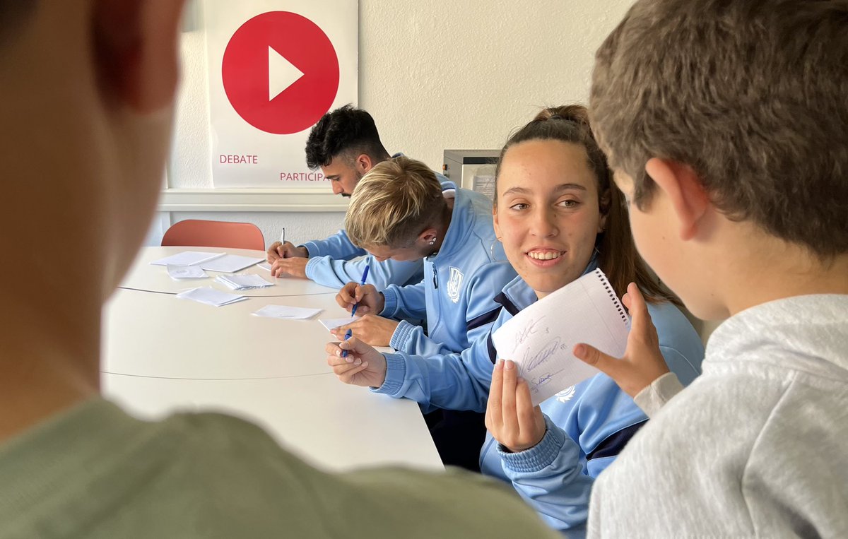 AD_Alcorcon's tweet photo. Hoy hemos visitado el colegio @CarmenCondeAlc dentro del #ProgramaValoresADA 💛
Una charla muy enriquecedora para los alumnos de 3º de Primaria que han demostrado un gran conocimiento alfarero y de sus valores 🤓 https://t.co/p1LrIjYtup