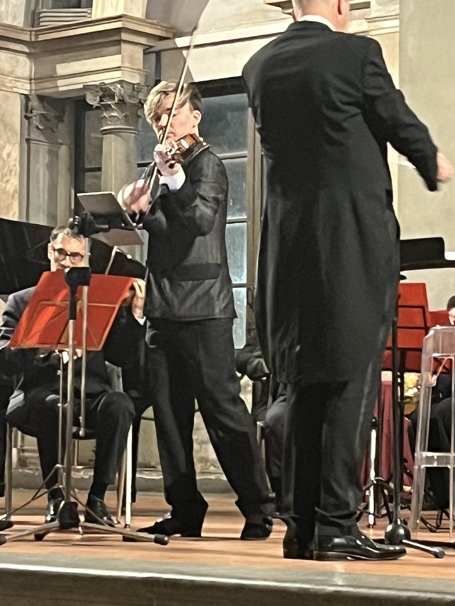Alessia_Bettini's tweet photo. In Palazzo Vecchio ha risuonato “The Sound of Peace���, concerto che ha visto protagonista il famoso violinista e compositore #YuryRevich.Evento organizzato dall’associazione #CostruttoridiPace, impegnata sul fronte della solidarietà  per accogliere e aiutare giovani in difficoltà https://t.co/mSuxt9VhAc