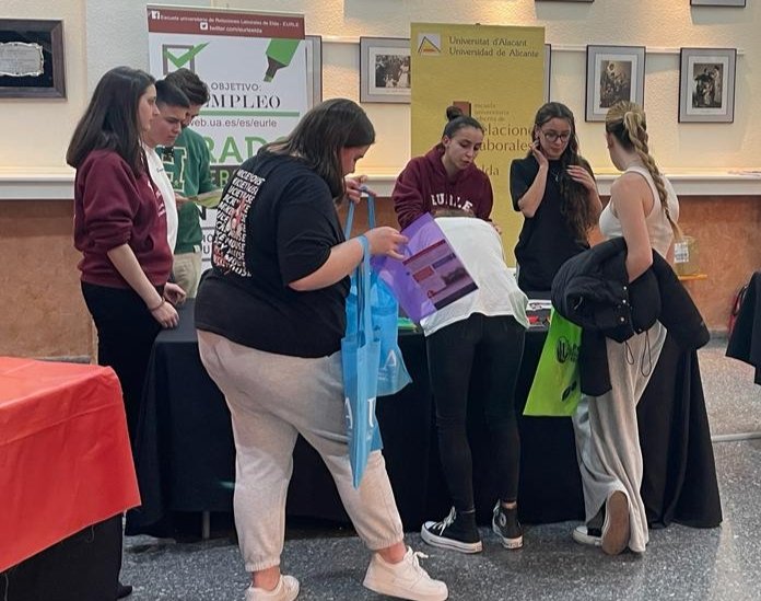 Gran labor de nuestro alumnado en la Feria Orienta-t de #Petrer, explicando las ventajas de estudiar el Grado universitario de Relaciones Laborales y Recursos Humanos de la <a href="/UA_Universidad/">Universidad de Alicante UA</a> en la Escuela universitaria de Relaciones Laborales de #Elda