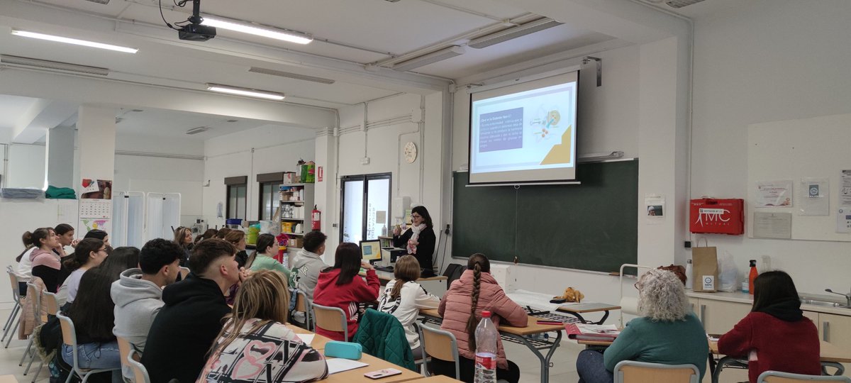 SAFAAlcala's tweet image. 📣 MASTER CLASS #Diabetes #FormaciónComplementaria #EnFPSAFA‼️
👇👇👇
#TrinidadTrujillo antigua alumna TCAE ha impartido una formación sobre el sensor de glucemia y la bomba de insulina
⤵️⤵️⤵️
Aplicar las pautas de insulina, una buena alimentación y ejercicio para un buen control