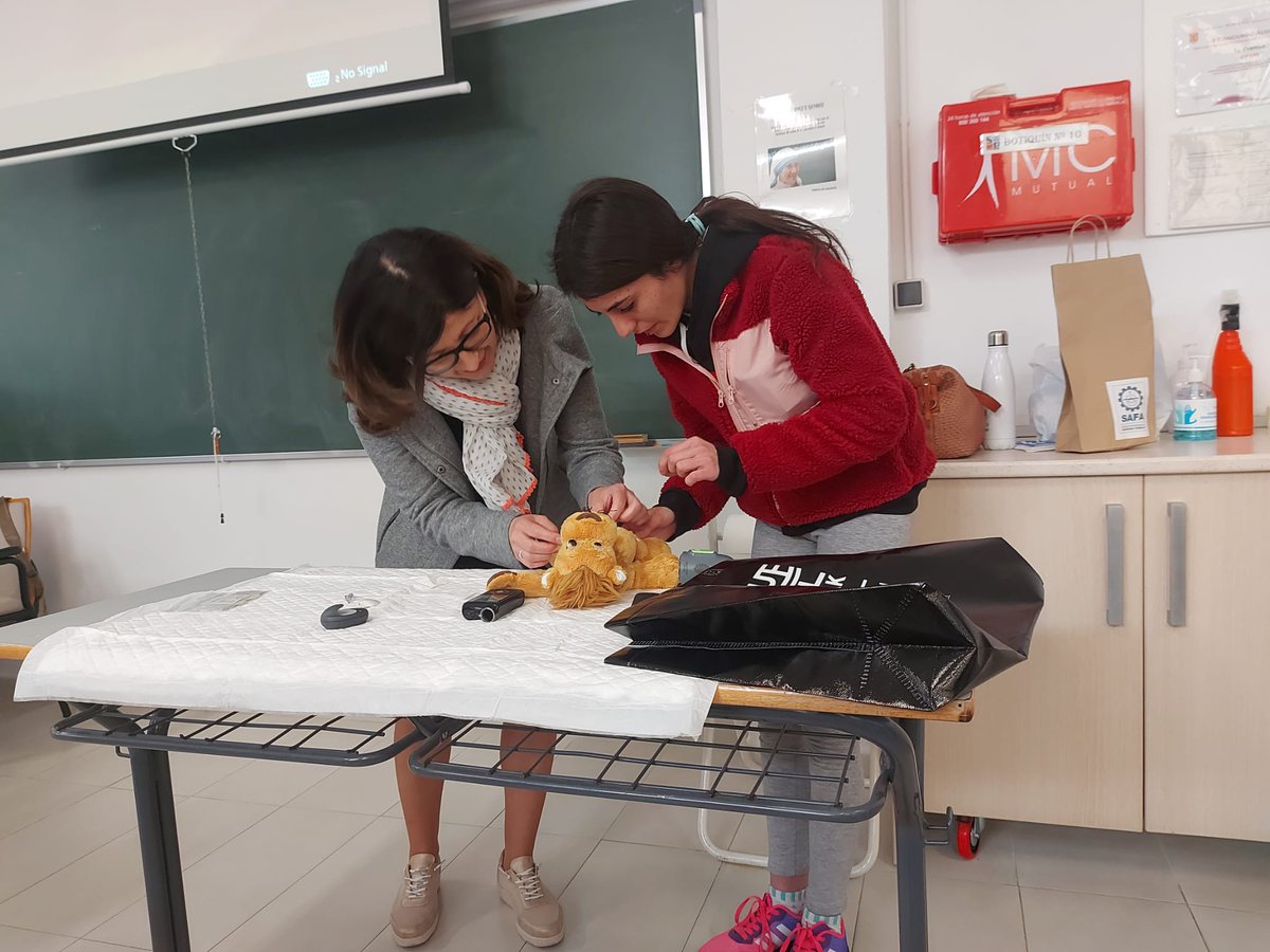 SAFAAlcala's tweet image. 📣 MASTER CLASS #Diabetes #FormaciónComplementaria #EnFPSAFA‼️
👇👇👇
#TrinidadTrujillo antigua alumna TCAE ha impartido una formación sobre el sensor de glucemia y la bomba de insulina
⤵️⤵️⤵️
Aplicar las pautas de insulina, una buena alimentación y ejercicio para un buen control
