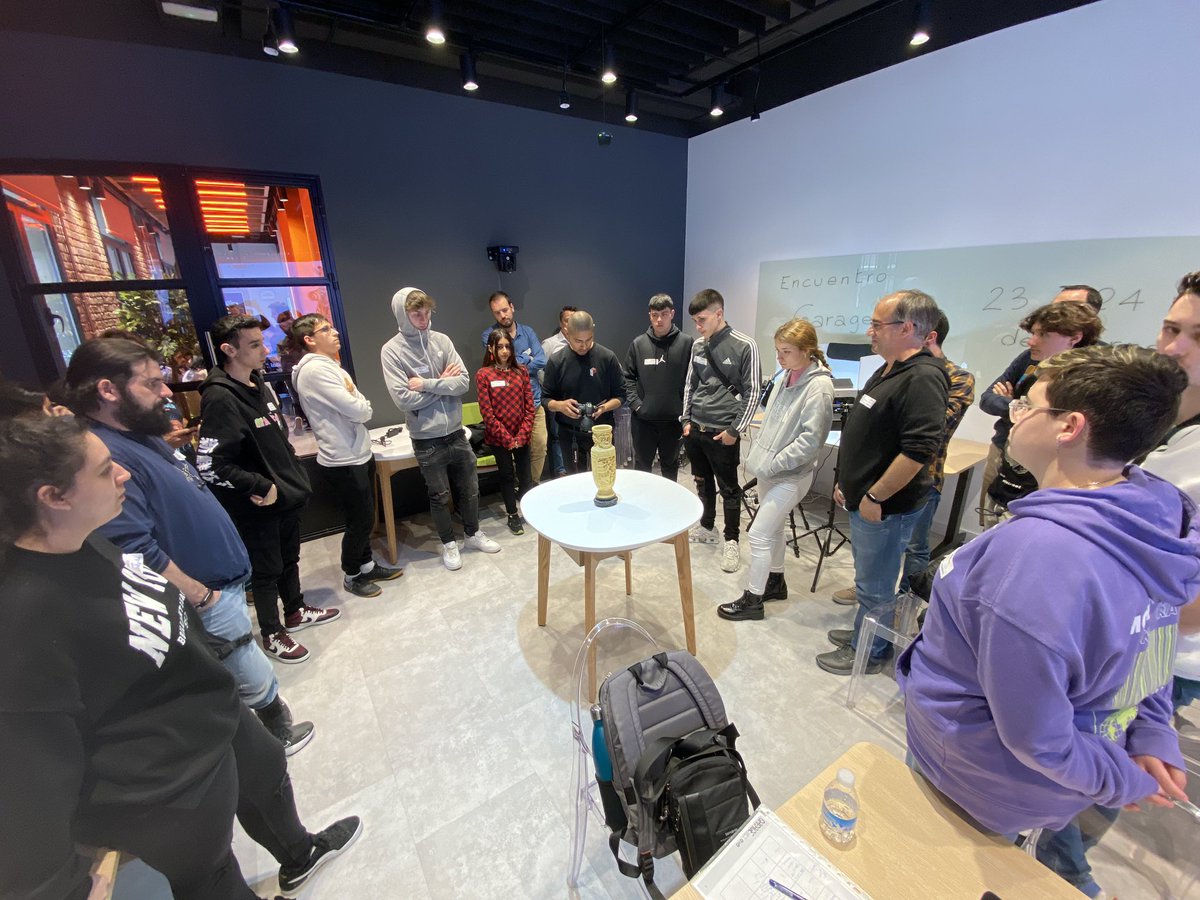 albertbercero's tweet photo. Quina gran experiència!!! avui hem estat amb dues alumnes de #FabricacioDigital de @El_Llindar al #orangedigitalcenter a la trobada anual de #garagelabs 🤓🤓🤓#UnFuturoAbiertoATodos https://t.co/A8BGMmyu2L