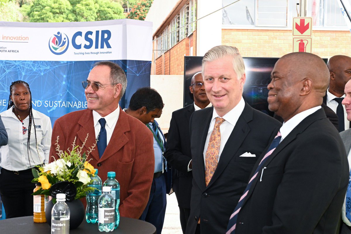 MonarchieBe's tweet photo. The King then discovers a battery test bed set up by @VITOBelgium and its South African counterpart @CSIR. This test lab will offer 🇿🇦 the opportunity to test new battery technologies adapted to local climatic and technical conditions. https://t.co/COrOyVhFRS