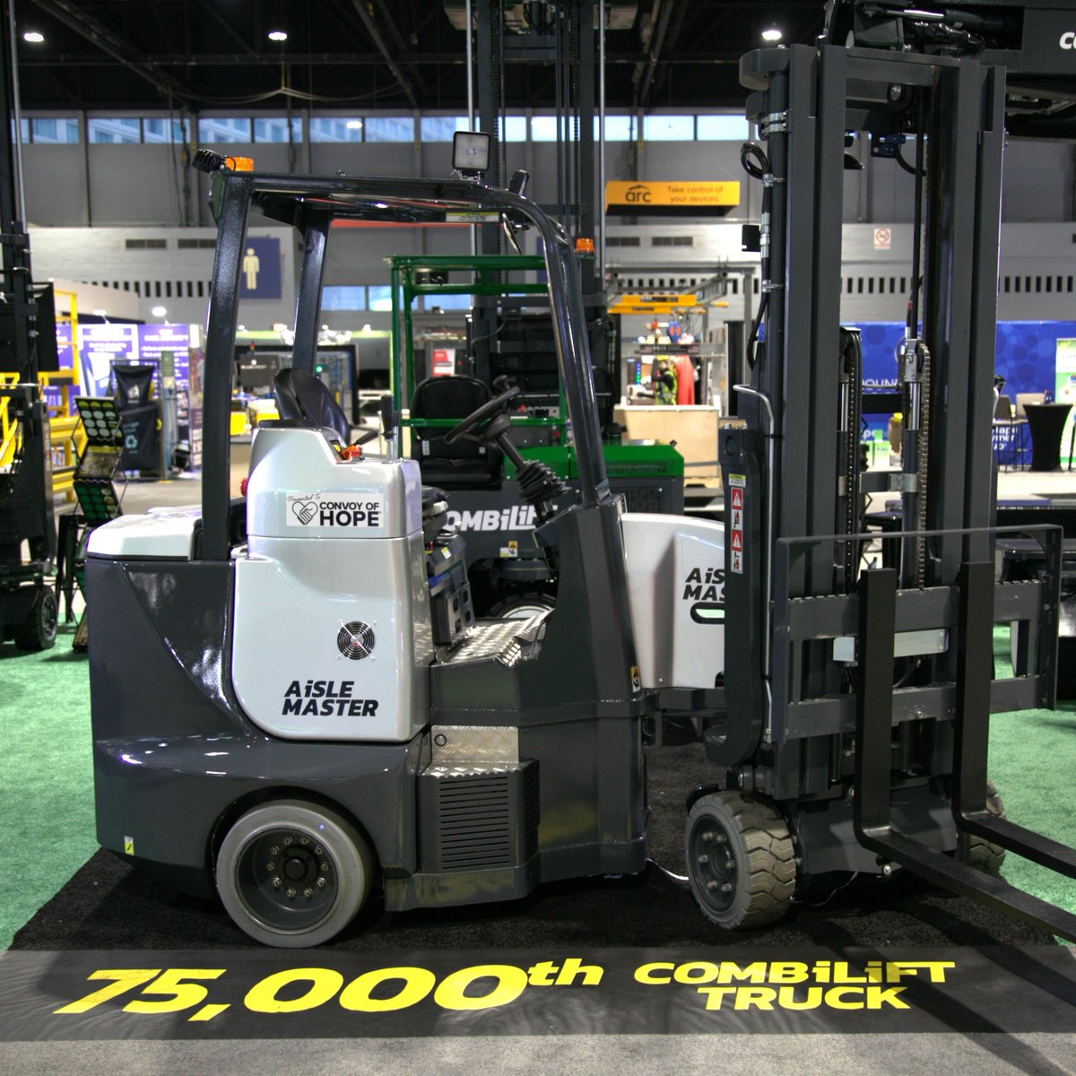 Pour célébrer son 25e anniversaire, #Combilift annonce le don de son 75 000e camion - un chariot élévateur articulé #AisleMaster - à #ConvoyOfHope, une organisation humanitaire de secours en cas de catastrophe. 

#ChariotsGCS #forklift #forklifts #warehousing #entrepot