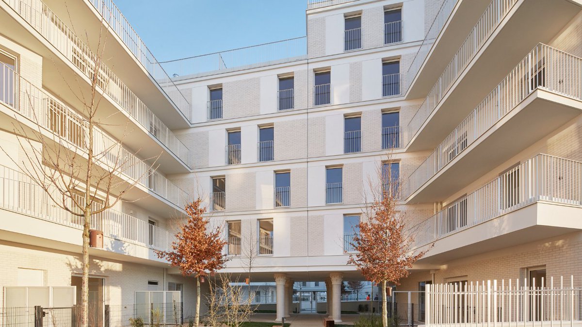 🏛️ Pour #1immeuble1oeuvre, les « Colonnes Cartiennes » d'Eva Jospin accueillent les résidents du programme « Edouard Renard » à @VilledePantin, imaginé par <a href="/franklinazzi/">Franklin Azzi</a> pour <a href="/Emerige/">Emerige</a> en co-promotion avec Semip.