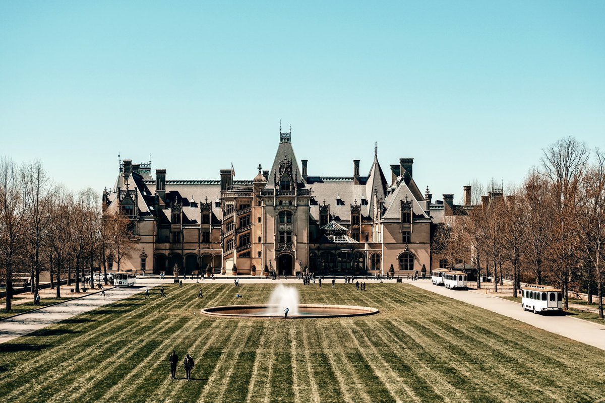 WilledPhotos's tweet photo. The Biltmore Estate 

Which photo is your favorite?
Photo #1 - Spring 
Photo #2 - Winter https://t.co/4jOvNTvQO1