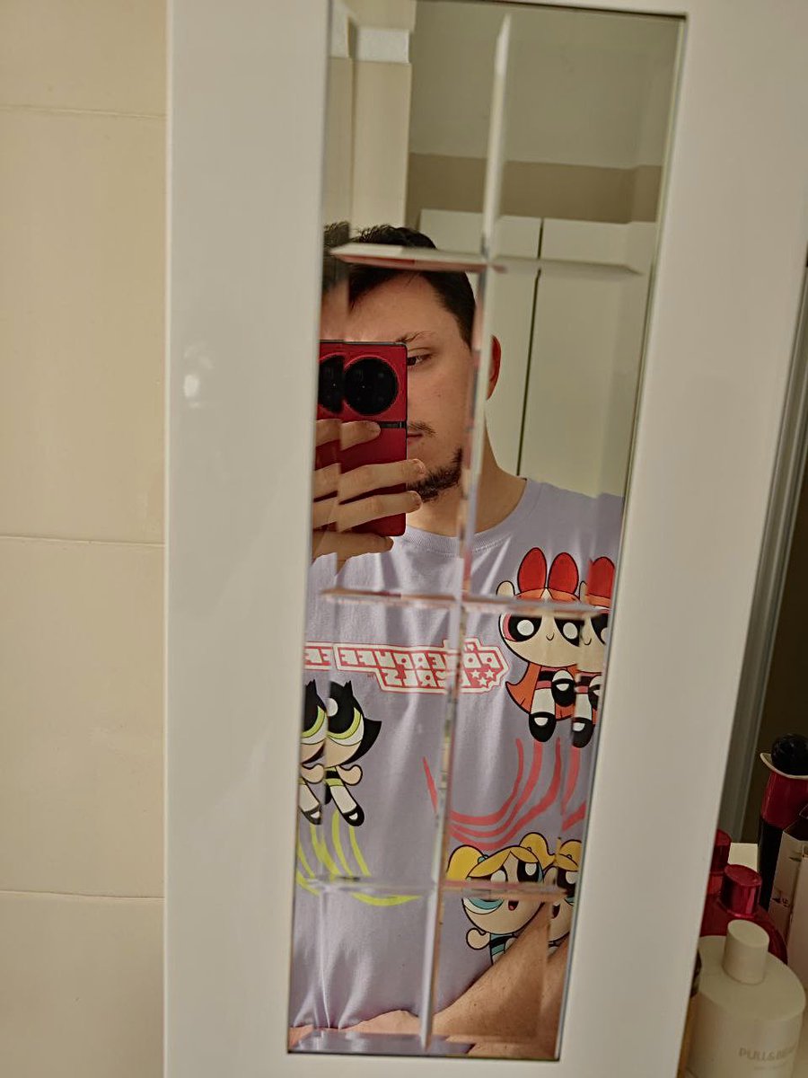 matthewleeks's tweet photo. un breve comeback per parlarvi della comodità che provo con gli shorts delle superchicche https://t.co/qPjQEISHnq