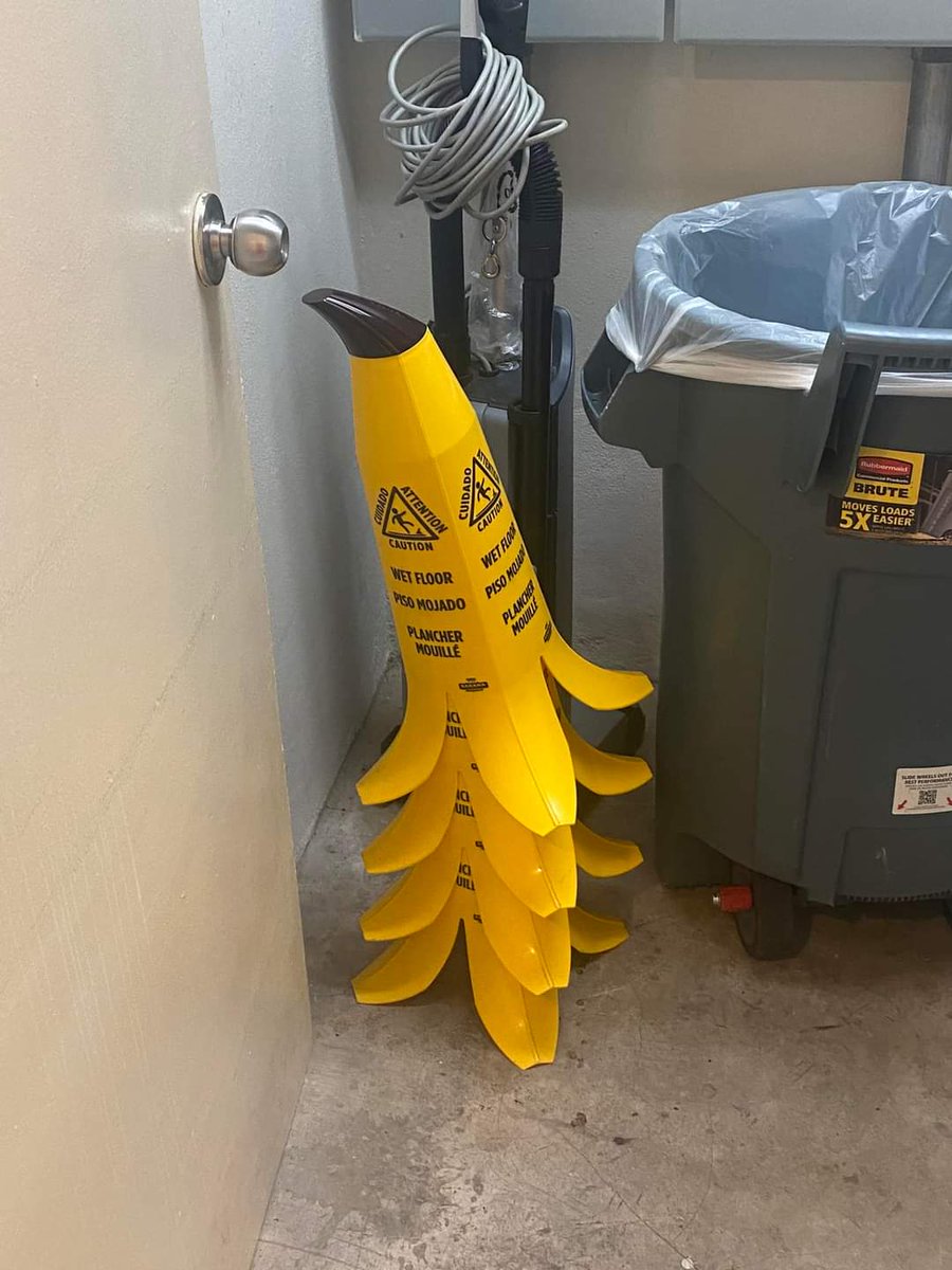 Gwydhar's tweet photo. Would steal
Puerto Rican caution slip signs are objectively better than ours. https://t.co/jH1oBYnITc