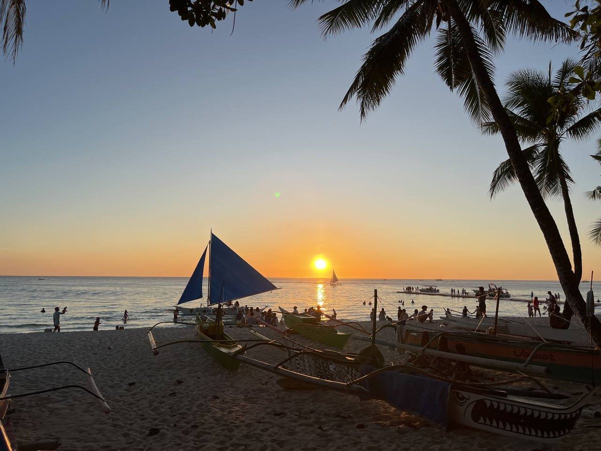 stratagain811's tweet photo. The sea and the sunset do not belong to anyone, but they are the romance that everyone yearns for https://t.co/mqtG52gpNB