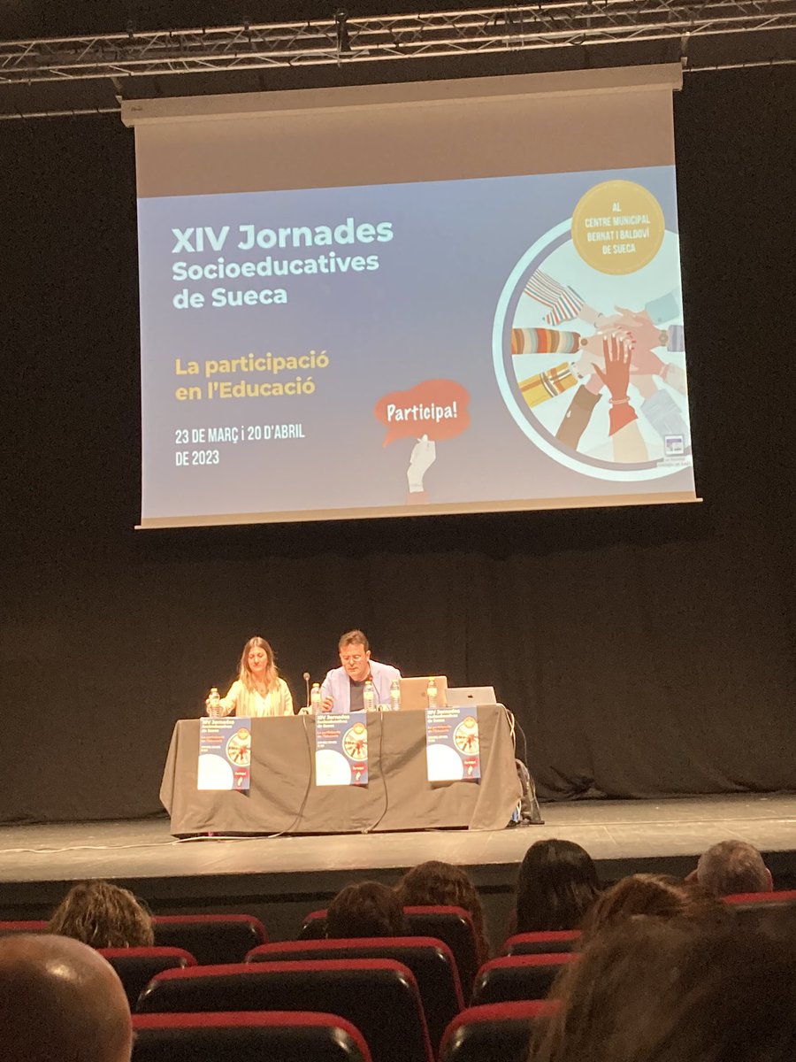 carbonell_sara's tweet photo. Comencen les Jornades Socioeducatives de Sueca.@CarVendrellCarb inaugura aquestes grans jornades 👏🏼👏🏼 Centre ple de persones amb un gran somriure i brillantor en els ulls amb moltes ganes d’escoltar a @R_Flecha ❤️ @CdAEscolaica https://t.co/KGgMlRN6n7