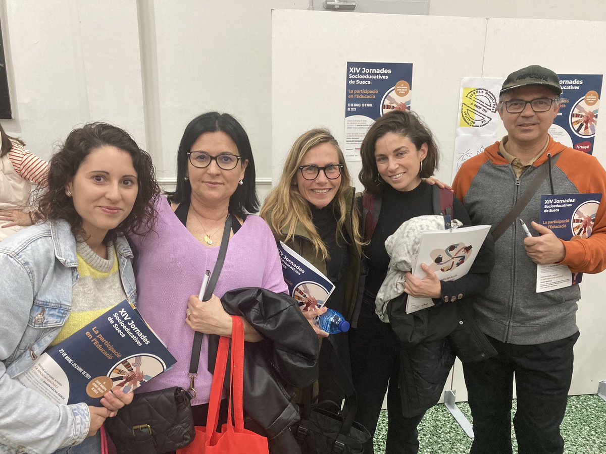 carbonell_sara's tweet photo. Comencen les Jornades Socioeducatives de Sueca.@CarVendrellCarb inaugura aquestes grans jornades 👏🏼👏🏼 Centre ple de persones amb un gran somriure i brillantor en els ulls amb moltes ganes d’escoltar a @R_Flecha ❤️ @CdAEscolaica https://t.co/KGgMlRN6n7
